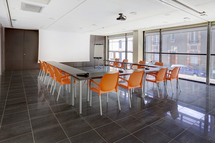 MIU salle locative équipée avec un espace de travail entièrement modulable, adapté à l'organisation d'évènements.
