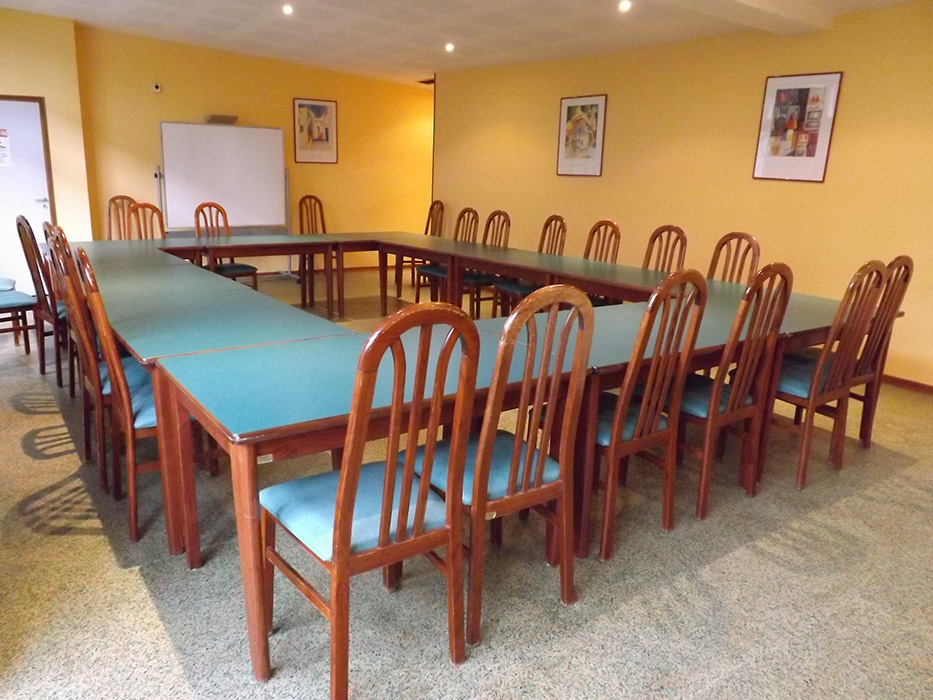 Salle Orange, située au Crous, à Dolet, tables disposées en U pour accueillir une trentaine de personnes