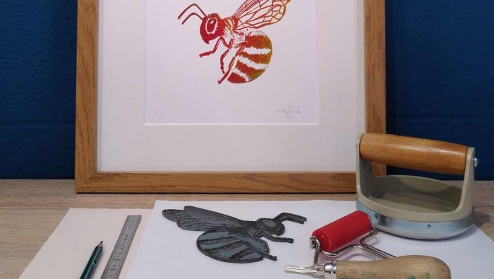 Linogravure Abeille Alicia Cuerva scaled e1687272514833