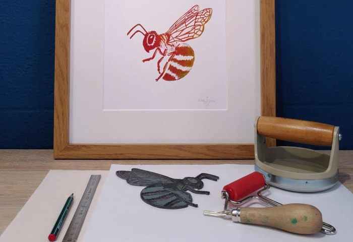 Linogravure Abeille Alicia Cuerva scaled e1687272514833