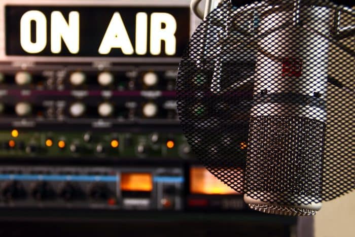 Live in Room - Radio campus 1 a microphone in front of a sound board