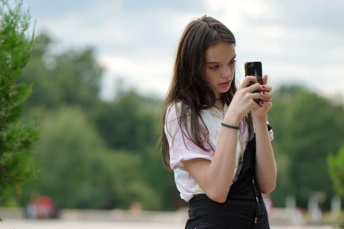 DÉFIS PHOTO 1 girl, taking photos, smartphone, outdoors, park, nature, trees, shortly, girl, girl, smartphone, smartphone, smartphone, smartphone, smartphone